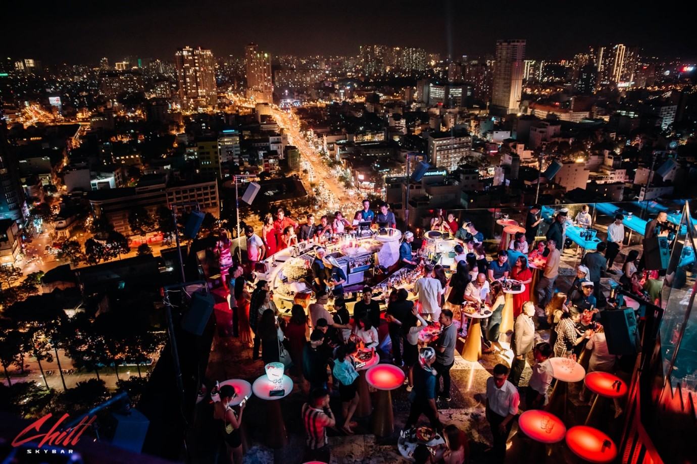 Chill Skybar - Điểm ăn chơi 'chanh sả' giữa trung tâm Sài Gòn