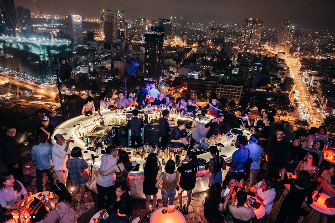 Chill Skybar - Điểm ăn chơi 'chanh sả' giữa trung tâm Sài Gòn