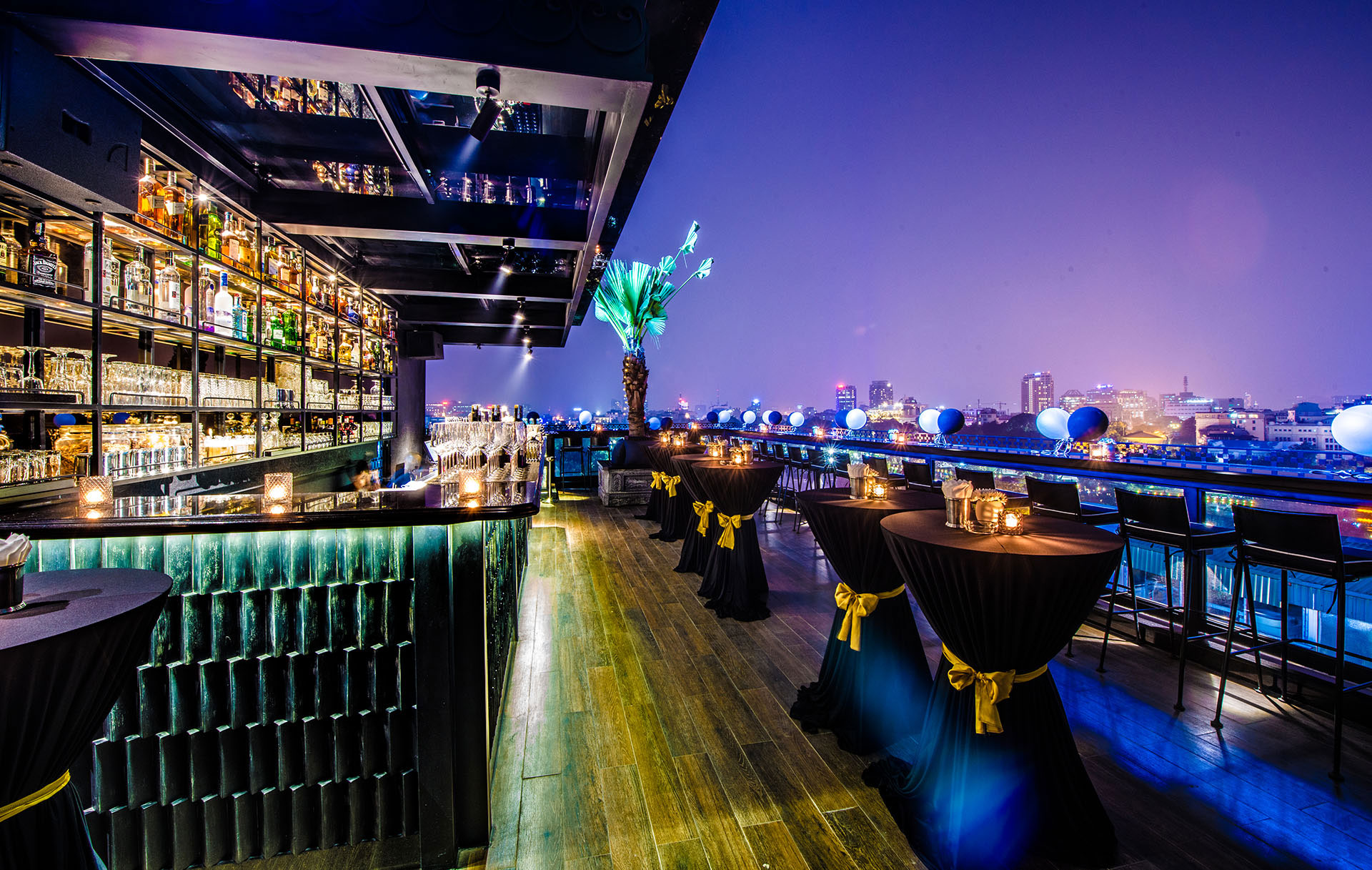Đừng bỏ lỡ Top 5 những quán sky bar có view “xịn sò” nhất Đà Nẵng - CHILL  Vietnam