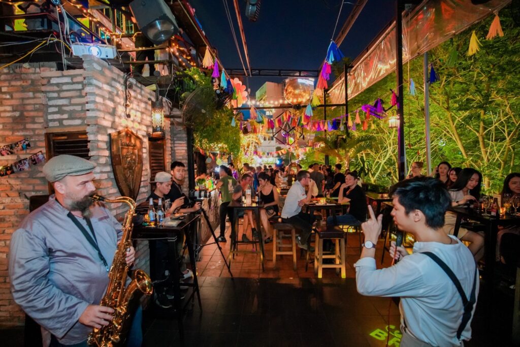 Broma: Not a Bar - quán bar rooftop ngắm phố đi bộ Nguyễn Huệ cực chill