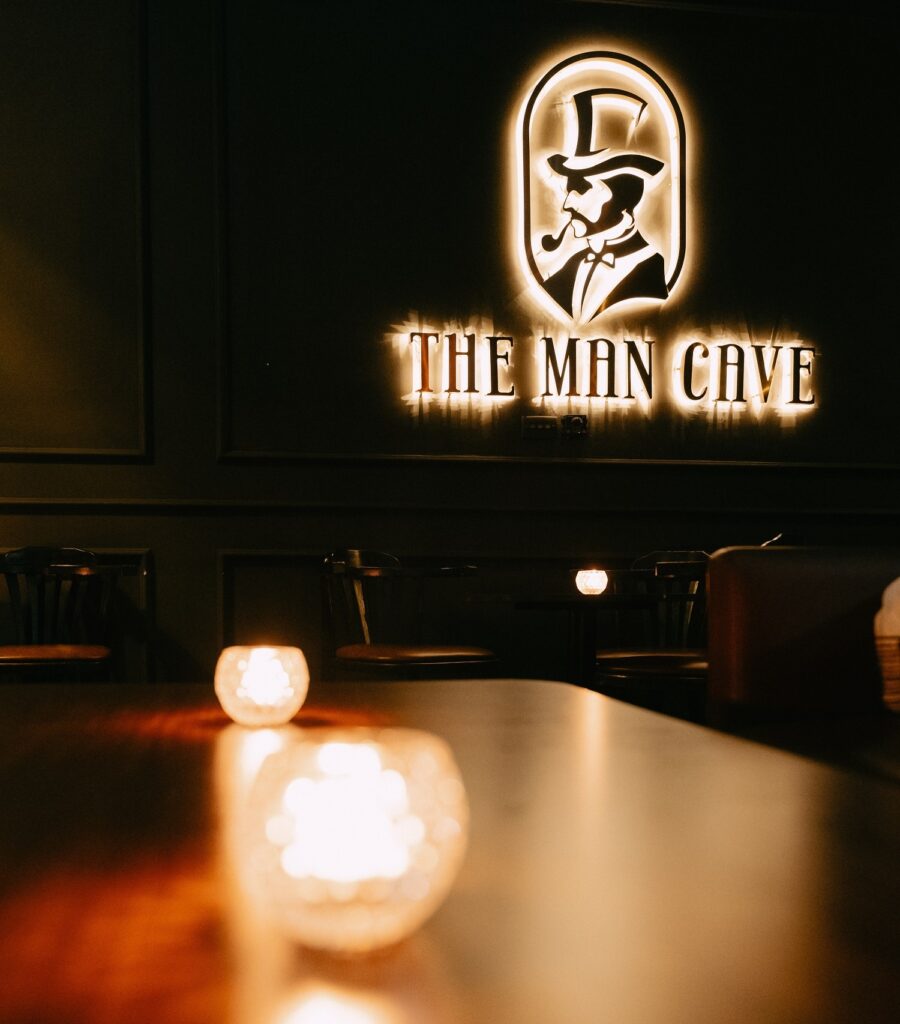 The Man Cave - quán bar truyền thống với phong cách tối giản nên thử tại Hà Nội