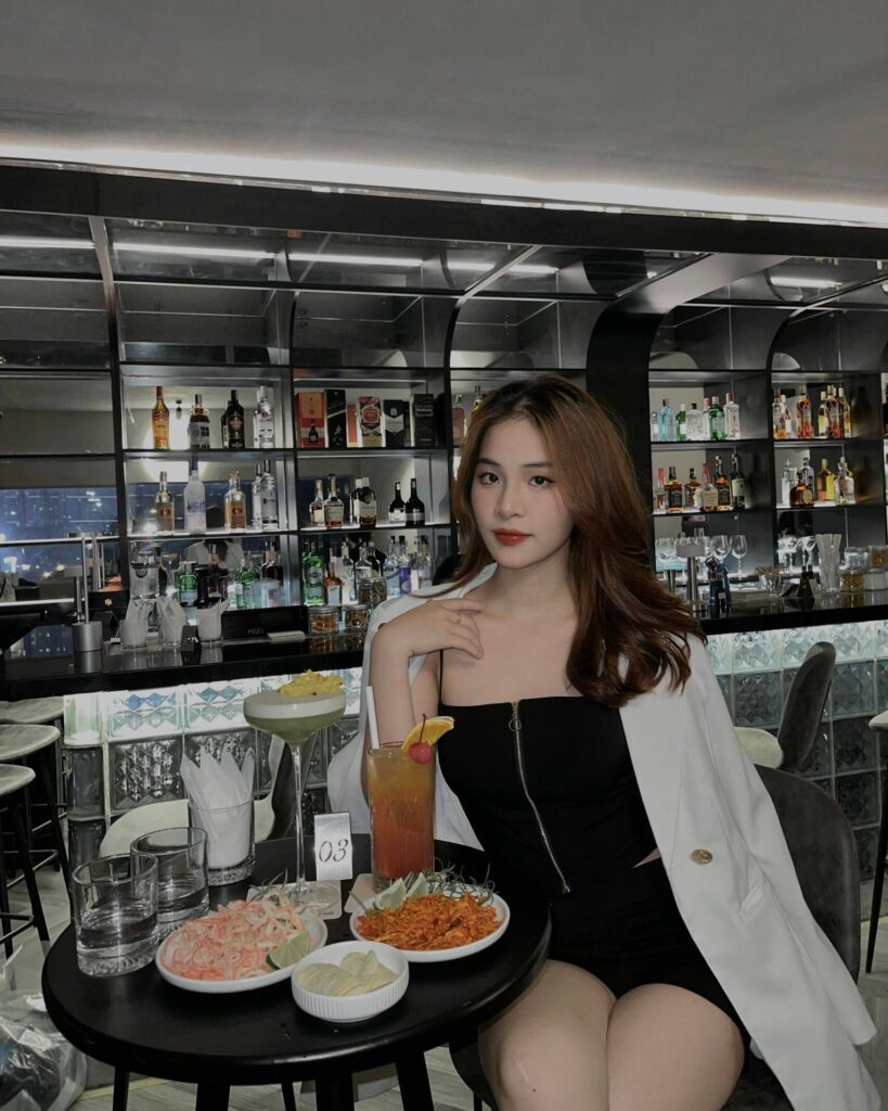 Monochrome - quán cocktail giữa con phố nhộn nhịp của Hà Nội