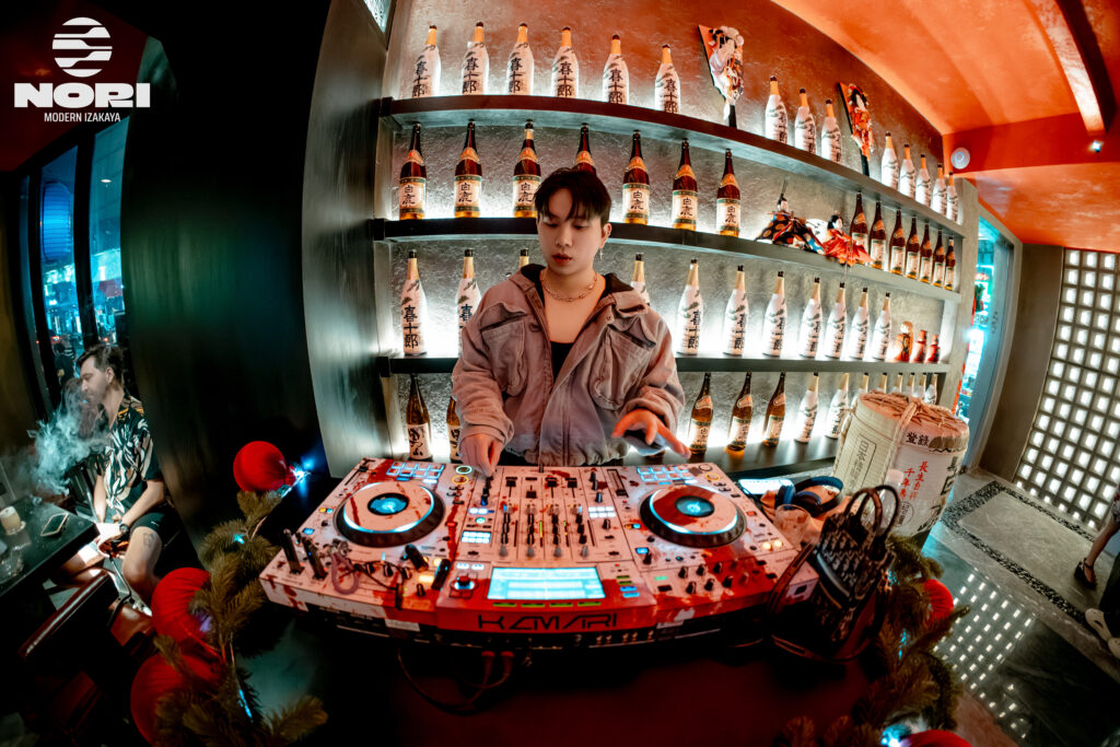 DJ biểu diễn tại nhà hàng 