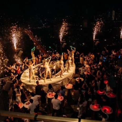 Chill Skybar - Điểm ăn chơi 'chanh sả' giữa trung tâm Sài Gòn