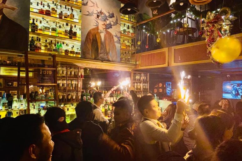 Polite & Co - quán rượu truyền thống giữa trung tâm Hà Nội